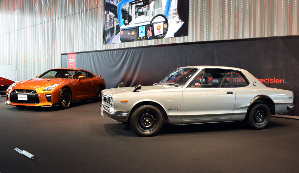 初代スカイライン２０００ＧＴ－Ｒ（通称ハコスカ）と２０１７年モデルの共演＝日産グローバル本社ギャラリー