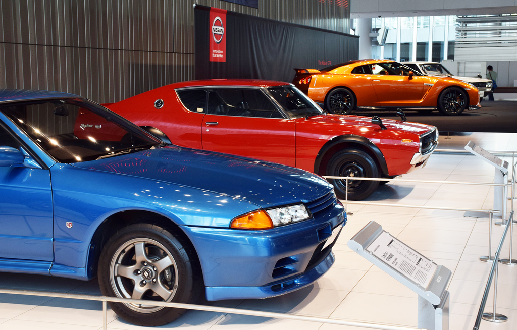 手前からスカイラインＧＴ－ＲのＲ３２、２代目２０００ＧＴ－Ｒ、新型のＲ３５、初代２０００ＧＴ－Ｒ＝日産グローバル本社ギャラリー