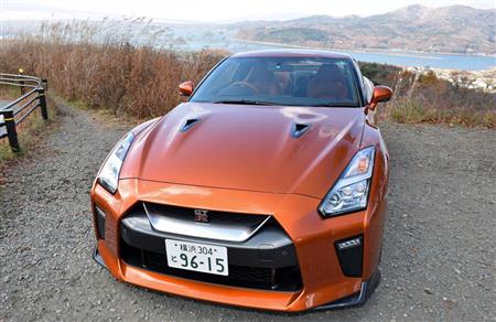 日産のスーパースポーツ「ＧＴ－Ｒ」。バックはパノラマ台から望む山中湖