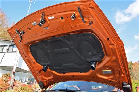 ボンネットの裏側には「プレミアム・ミッドシップ」の文字が躍る