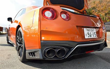 これも筆者が大好きな角度の一つ。マフラーや丸形テールランプ、ディフューザーなどのエアロパーツ、ボディのラインが生み出す陰影感など、「ＧＴ－Ｒ」の魅力をまとめて堪能できる“好スポット”だ