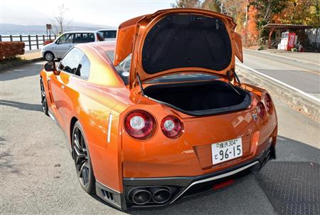 ドライカーボン製のトランクリッド