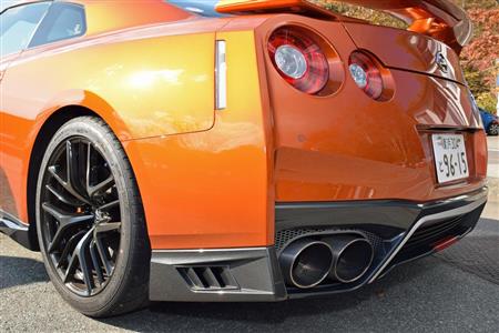 整流効果や冷却性能を高める２０１７年モデルのエアロパーツ。４本出しのチタン合金製マフラーは新日鉄住金のものを採用