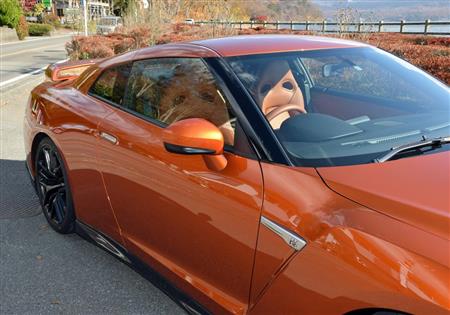 筆者が大好きな角度の一つ。後端に向けてスッと落ちる直線のルーフラインとウィンドーが何とも言えずセクシー