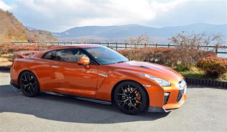 山中湖のほとりで撮影。直線を使ったルーフラインが素晴らしくきれい