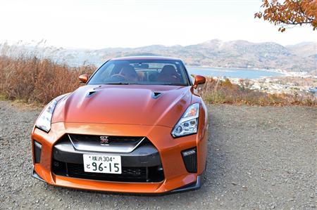 日産のスーパースポーツ「ＧＴ－Ｒ」。パノラマ台から望む山中湖を背景にパチリ