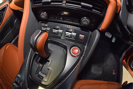 ディンプル付き本革巻シフトノブを採用。セットアップスイッチもここにある。ハザードとエンジンスタートボタンが近いのが個人的には気になった