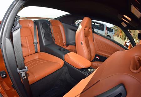 後席の実用性に期待してはいけない。中央にはBOSE製スピーカーを配置