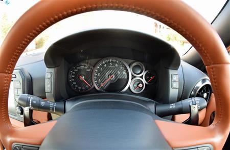 カーボン調のコンビメーター。立体的なメーターリングがかっこいい