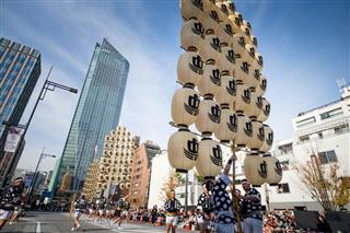 東北六魂祭パレードに登場した秋田竿灯まつりの踊り手たち＝１１月２０日、東京都港区