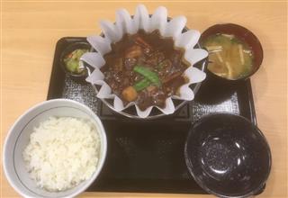 なか卯が７日から発売する「ビーフシチュー膳」＝５日、東京都港区（黄金崎元撮影）