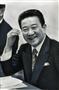 笑顔で会見する小川宏さん＝1982年1月