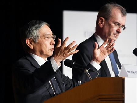 講演後、出席者の質問に答える日銀の黒田総裁（左）とフランス中央銀行のビルロワドガロー総裁＝５日午後、東京都内のホテル