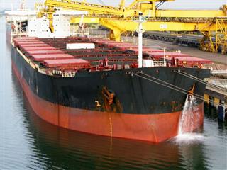 バラスト水を排出する船（国立環境研究所提供）