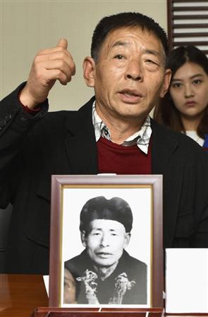 第２次大戦中の強制連行を巡り、鹿島に損害賠償を求めて提訴し、記者会見する中国人元労働者の遺族＝６日、北京（共同）