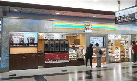 セブン－イレブン・ジャパンとＪＲ西日本が大阪駅構内にオープンした、コーヒーやドーナツを中心にそろえたコンビニ＝７日