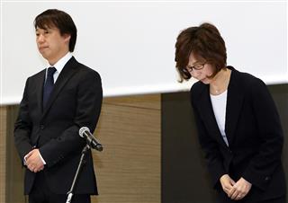 まとめサイトの無断転用等の問題を受け会見し謝罪したディー・エヌ・エーの守安功社長、南場智子会長（右）＝７日午後、東京都渋谷区（桐山弘太撮影）