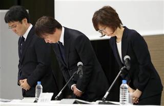 会見の最後に改めて謝罪するＤｅＮＡ幹部。南場智子会長（右）、守安功社長（中）ら＝７日午後、東京都渋谷区（桐山弘太撮影）