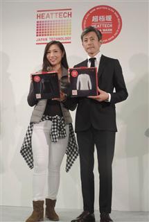 ユニクロの新製品「ヒートテックウルトラウォーム」をアピールする冒険家の南谷真鈴さん（左）とファーストリテイリングの堺誠也執行役員＝８日、東京都中央区（黄金崎元撮影）
