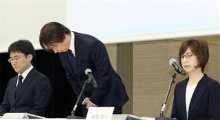 会見で謝罪したＤｅＮＡの守安功社長（中央）、南場智子会長（右）ら＝７日、東京都渋谷区