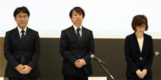 まとめサイト問題で謝罪会見したＤｅＮＡの幹部。南場智子会長（右）、守安功社長（中）ら＝７日午後、東京都渋谷区（桐山弘太撮影）