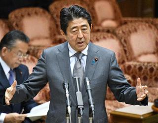 参院ＴＰＰ特別委員会で答弁する安倍晋三首相＝８日午後、国会・参院第１委員会室（斎藤良雄撮影）