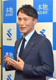 記者団の取材に応じる鹿児島県の三反園訓知事＝８日午後、鹿児島県庁