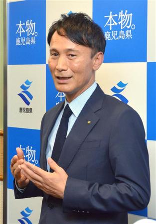 記者団の取材に応じる鹿児島県の三反園訓知事＝８日午後、鹿児島県庁