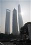 中国で最高層の地上１２８階建てビル「上海中心大厦（上海タワー）」（右）。三菱電機製エレベーターはピーク時には分速１０８０メートルで上昇、「世界最高速」をうたっている（河崎真澄撮影）