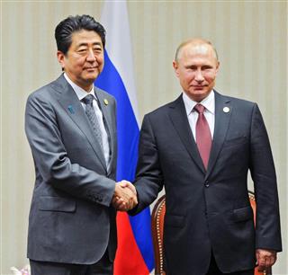 ロシアのプーチン大統領（右）と握手を交わす安倍首相。北方領土問題の進展に期待がかかるが…＝１１月、ペルー・リマ（ＡＰ）