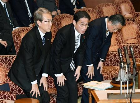 参院ＴＰＰ特別委で、ＴＰＰの承認案と関連法案が可決され、一礼する（左から）石原経済再生相、岸田外相、山本農相＝９日午前
