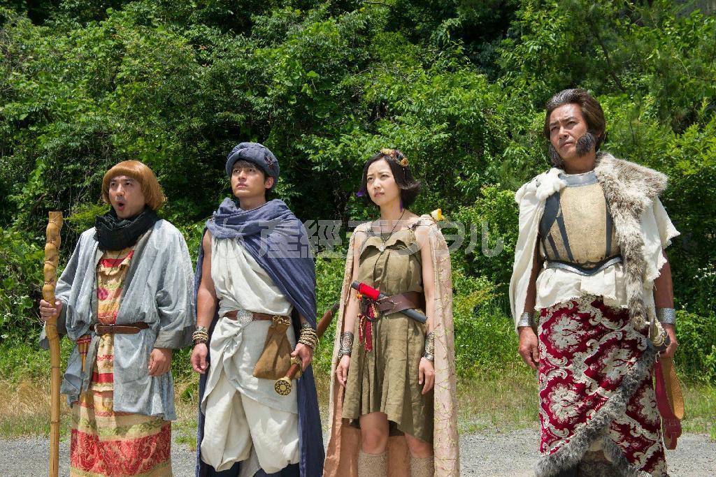 魔王を倒すため旅に出た、勇者ヨシヒコ（山田孝之、左から２人目）と仲間たち（Ｃ）「勇者ヨシヒコと導かれし七人」製作委員会