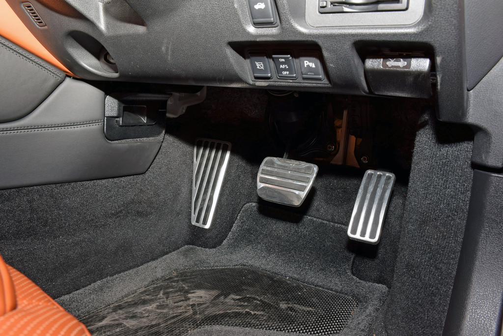 アルミ製ペダル。もちろんスポーツカーのＧＴ－Ｒには足踏み式パーキングブレーキなどという馬鹿げたものはありません