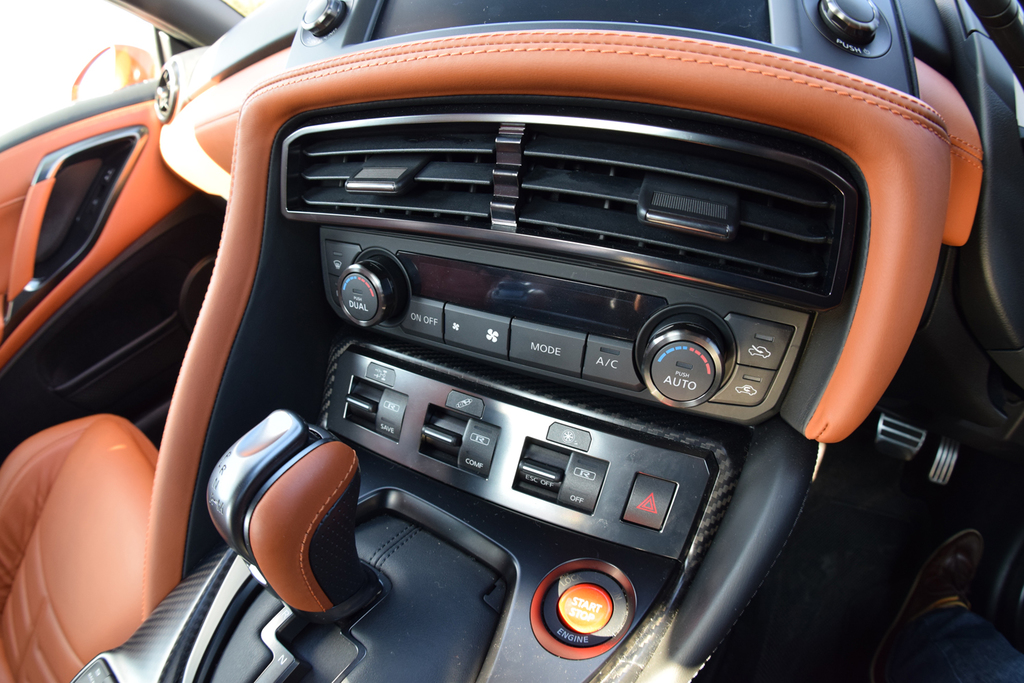 エアコンの操作スイッチと、走りのテイストを自分好みにセッティングできる３つのセットアップスイッチ