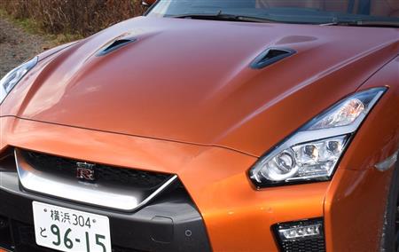 折り目が従来モデルよりもくっきりと入ったボンネット。ボディ剛性のアップに貢献している