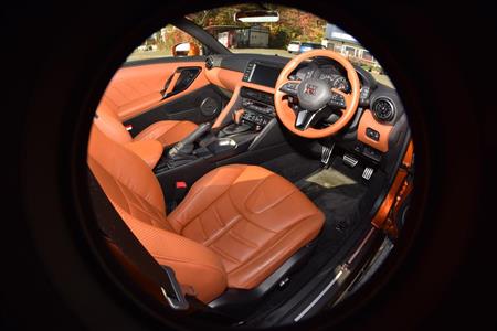 専用内装色のタンが映えるＧＴ－Ｒのインテリア。これはプレミアム・エディションのみ味わえる意匠だ
