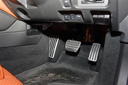 アルミ製ペダル。もちろんスポーツカーのＧＴ－Ｒには足踏み式パーキングブレーキなどという馬鹿げたものはありません