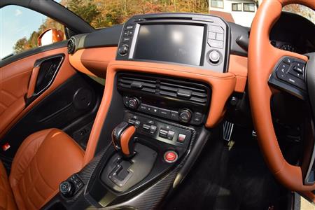 ２０１７年モデルは８インチモニターを中央に設置した。エアコン吹き出し口の配置も変えてある