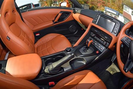 インストルメントパネルには、高級本革として知られるナッパレザーを“一枚使い”している。うん、ゴージャス！