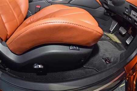 運転席の座面は超肉厚。シートヒーターなどの操作スイッチもついている