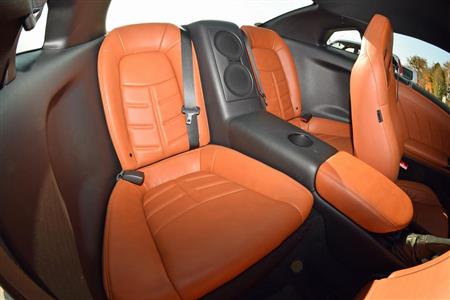 後席の実用性に期待してはいけない。中央にはBOSE製スピーカーを配置