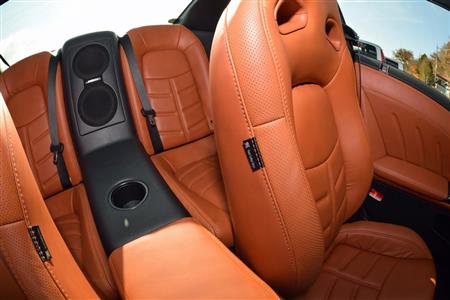 手縫いのシートステッチ。タブには「Hand Crafted Stitch」の文字。後席中央にはBOSE製スピーカーを配置