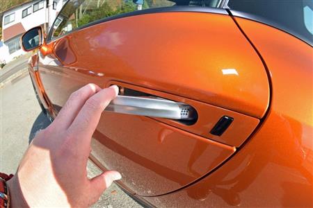 ちょっとしゃれたドアハンドル。これなら空気抵抗も抑えられる