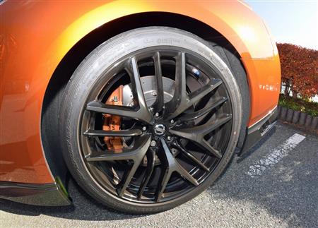 剛性とデザイン性を両立させたレイズ製アルミ鍛造ホイール。ブレーキはブレンボ製