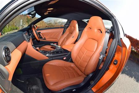 ホールド性と座り心地のよさを両立したセミアニリン本革シート