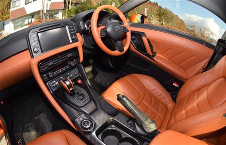 高級感漂う内装。内装色はタン