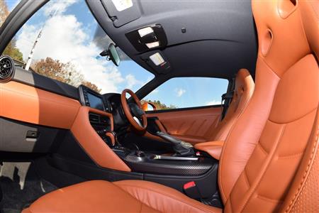 レザーをふんだんに使ったファッショナブルで高級感漂う内装