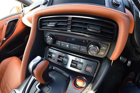 エアコンの操作スイッチと、走りのテイストを自分好みにセッティングできる３つのセットアップスイッチ