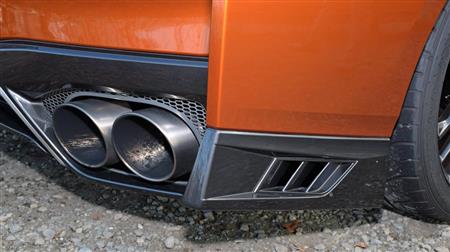 整流効果や熱を逃がす効果を高める２０１７年モデルのエアロパーツ。４本出しのチタン合金製マフラーは新日鉄住金のものを採用