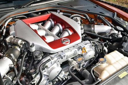 ６本のインマニが光る３．８リッターツインターボエンジン